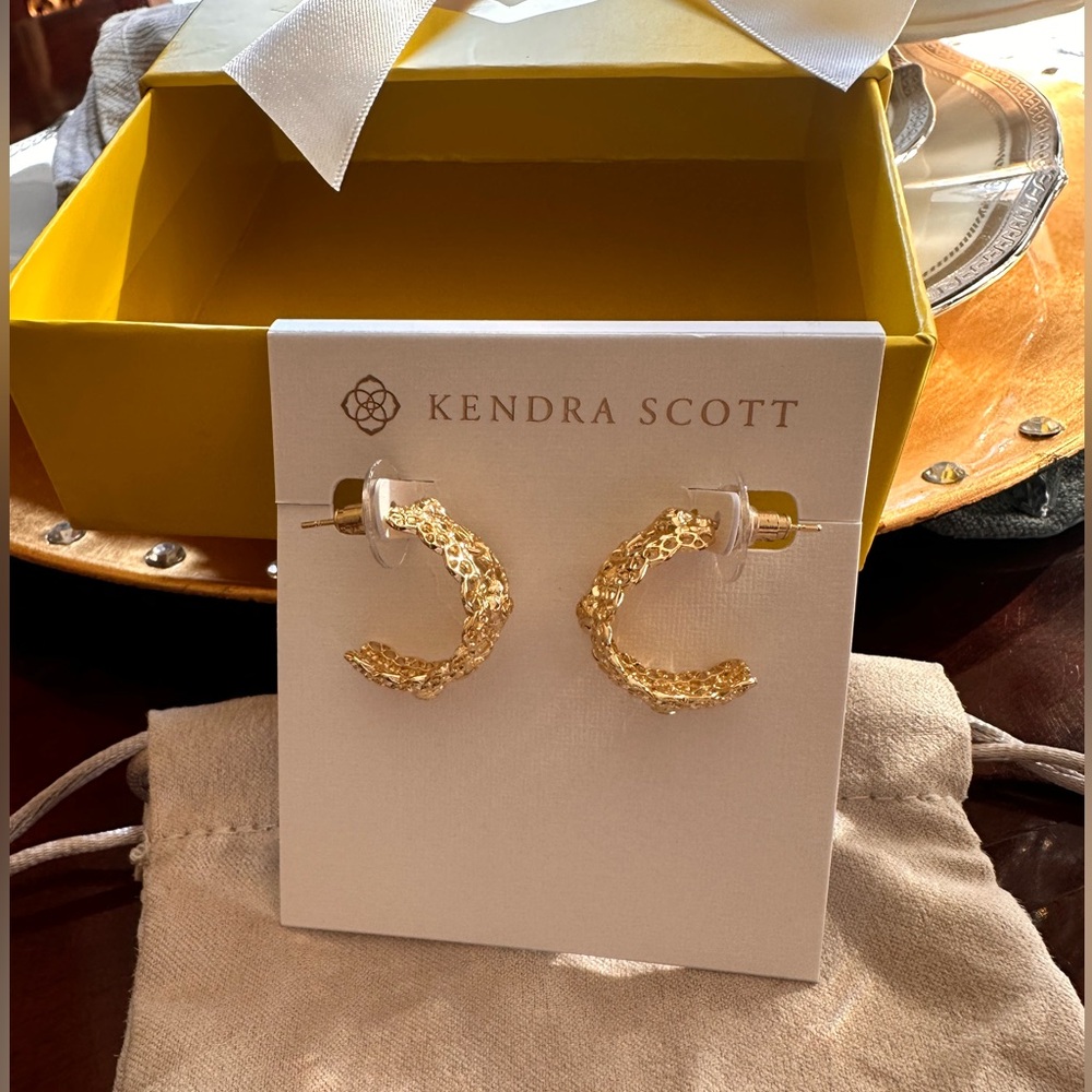 KENDRA SCOTT Krista‎ Lace Gold Huggie Earrings NWT - Picture 6 of 8